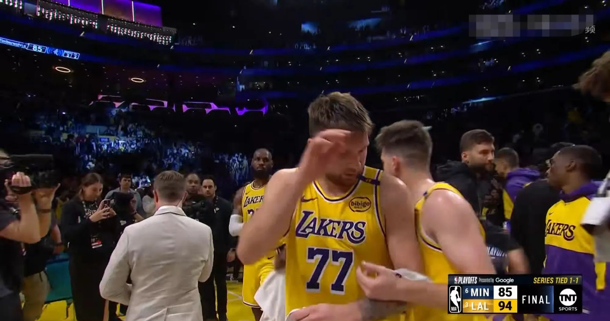 乐鱼体育登录入口莱万多夫斯基焦点对战，东契奇与30激战FPX分钟，战术调整胜负难料！赛场气氛高涨的简单介绍